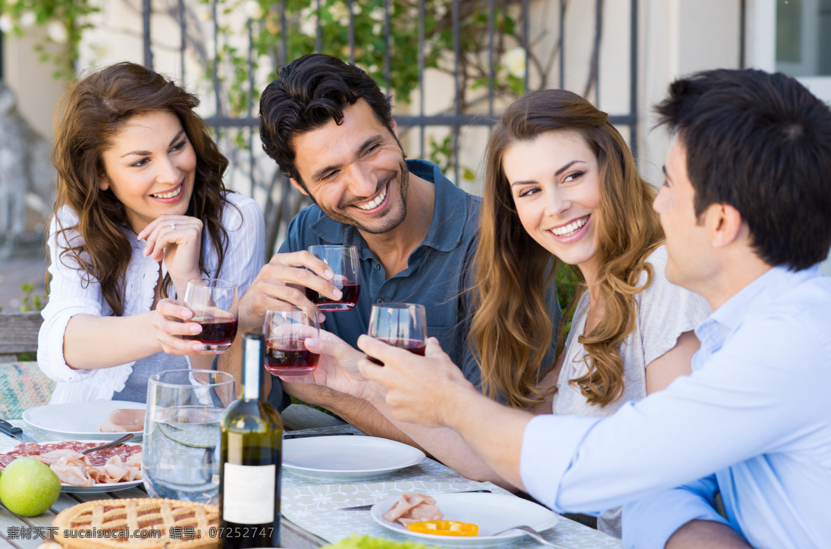 举 酒杯 好朋友 朋友 聚餐 红酒 外国男女 生活人物 人物图片