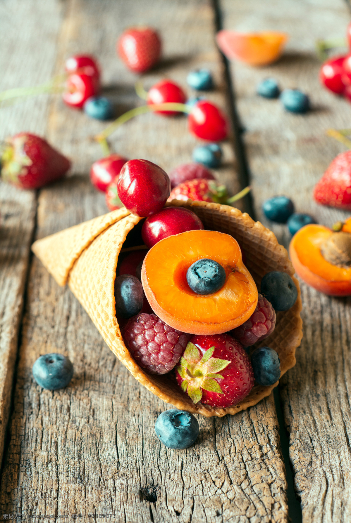 雪糕 筒 里 新鲜 水果 雪糕筒 草莓 蓝莓 樱桃 木板 木桌子 餐饮美食