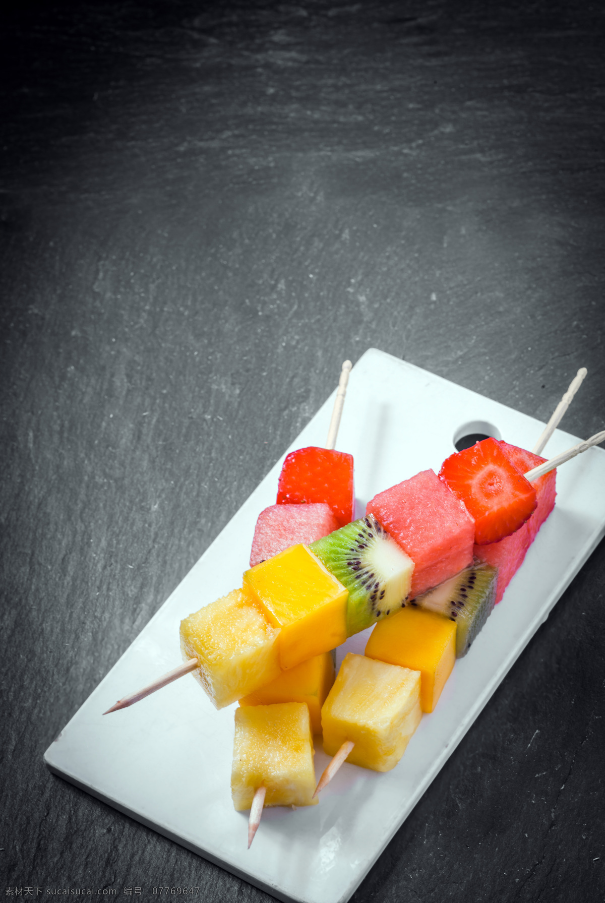 盘子 内 水果 串 方块 食物 美食 水果图片 餐饮美食