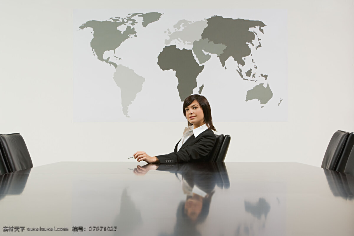 会议室 职业女性 地图 世界地图 人物 商务人士 室内 桌椅 坐着 看 注视 手势 拿着 高清图片 人物图片