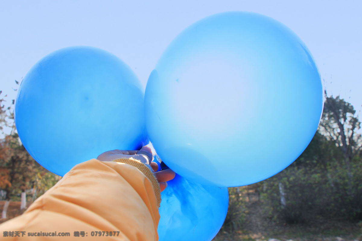 蓝色气球图片 阳光下的气球 公园蓝色气球 手中蓝色气球 3个蓝色气球 蓝色气球阳光 旅游摄影 人文景观