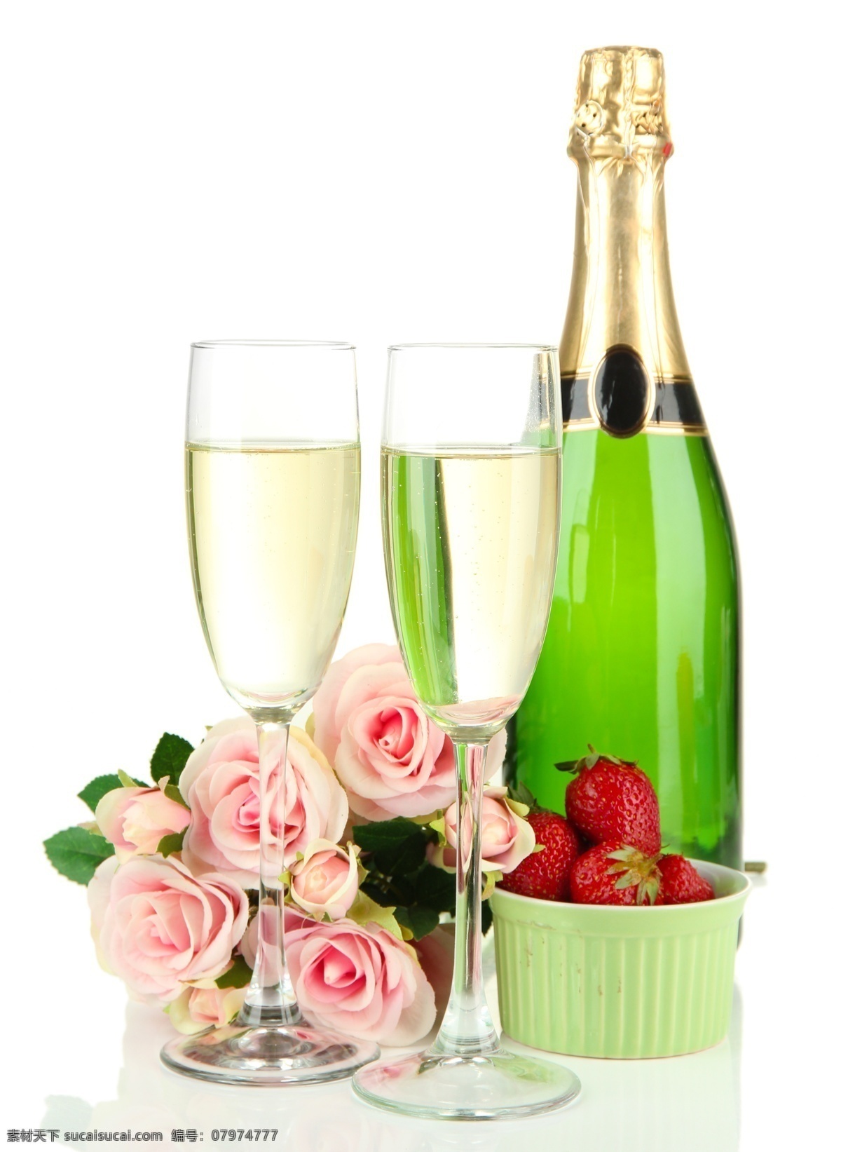 高脚杯 中 香槟酒 香槟 草莓 玫瑰花 餐桌 美食 食物 酒水饮料 餐饮美食 白色