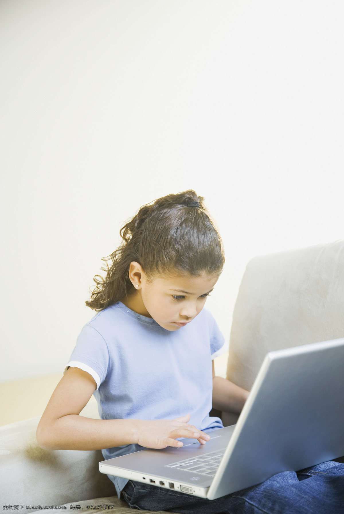 学习 电脑 小女孩 外国儿童 孩子 小学生 儿童教育 上网 儿童图片 人物图片
