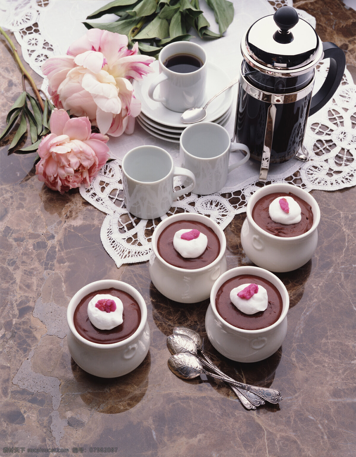 餐饮创意 餐饮美食 厨房一角 咖啡 咖啡杯 咖啡壶 摄影图库 餐饮 创意 小勺 鲜花 台布