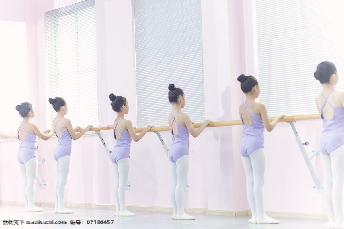 跳舞的女孩子 跳舞 女性 女孩 舞蹈课 舞蹈培训 舞蹈造型 舞蹈训练班 基本功 训练 舞蹈训练 少儿舞蹈 文化艺术 舞蹈音乐