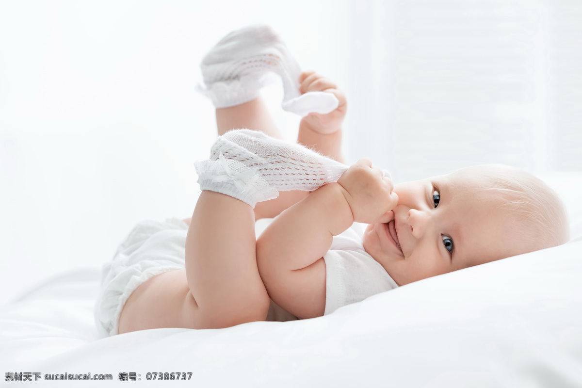 笑容 灿烂 外国 婴儿 笑容灿烂 外国婴儿 躺着的婴儿 宝宝 儿童图片 人物图片