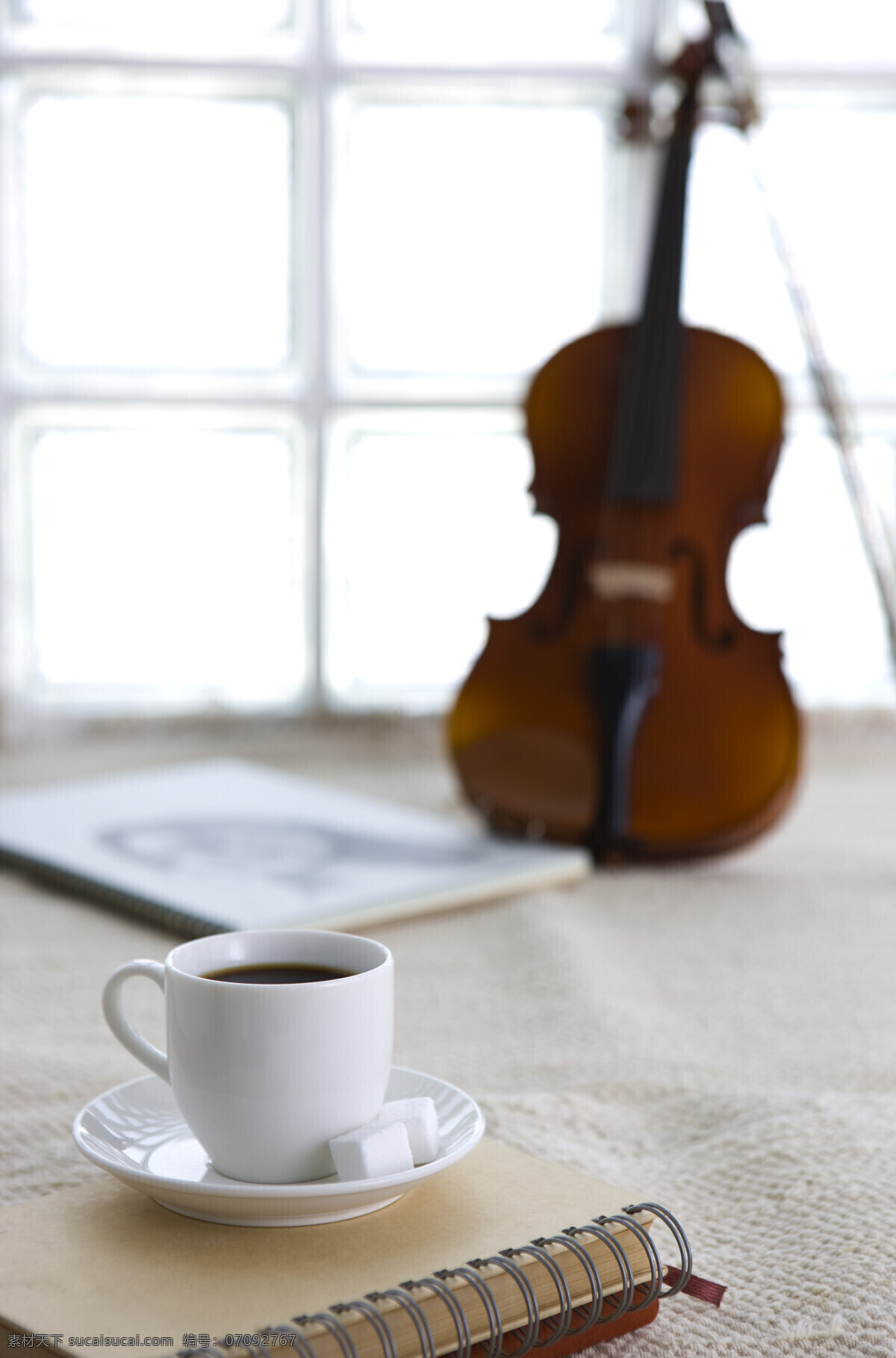 咖啡杯 记事本 咖啡 方糖 笔记本 素描本 亚麻布 小提琴 大提琴 休闲 品味生活 高清图片 咖啡图片 餐饮美食