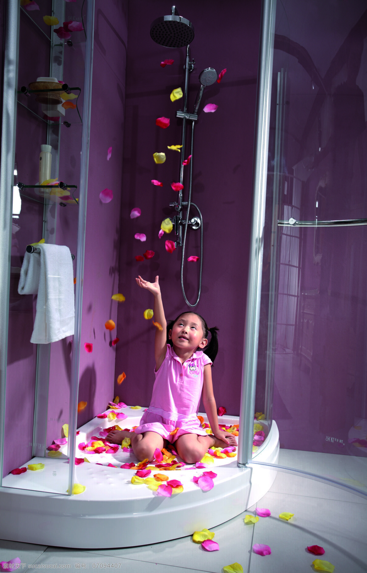 可爱宝宝 可爱 小女孩 花瓣 淋浴房 毛巾 美丽 粉色衣服 坐着的小女孩 日常生活 人物图库