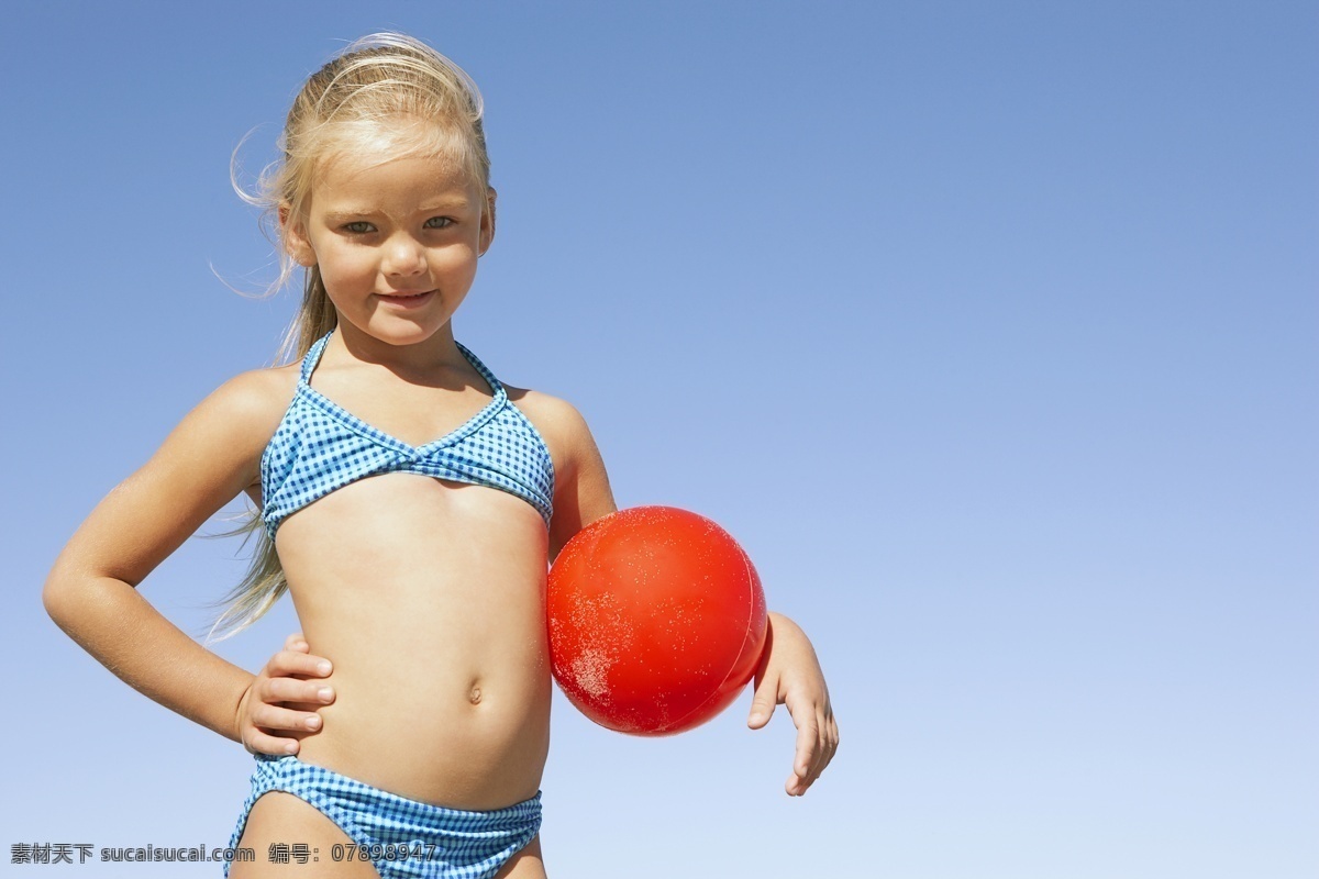 红色 球 小女孩 人物 女孩 幸福 家庭 海边 沙滩 玩耍 快乐 开心 嬉戏 站立 拿着红色的球 微笑 生活人物 人物图库 人物图片
