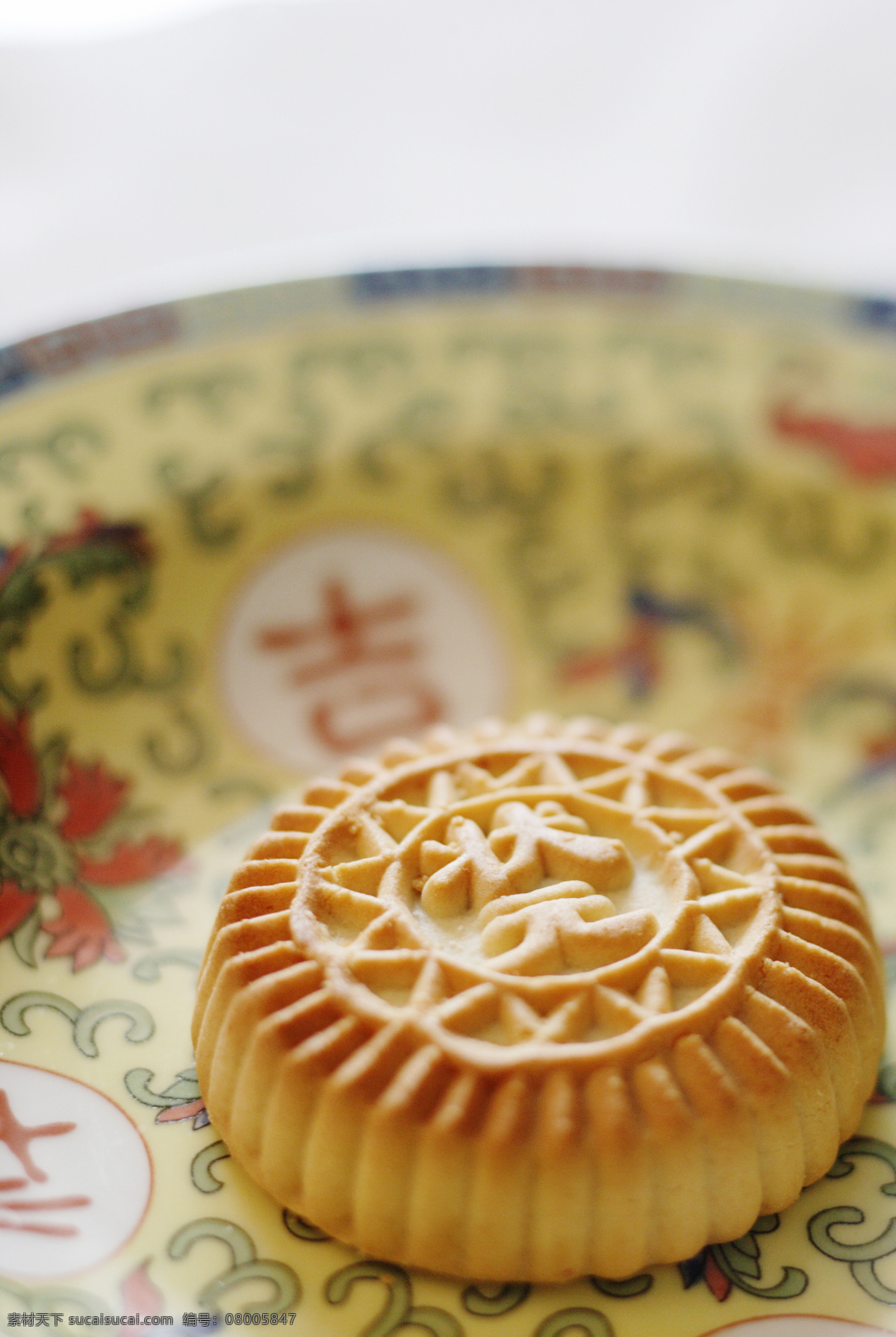 盘中的大月饼 材料 传统节日 传统文化 概念 户内 黄色 烤 礼物 美味 盘子 月饼 中秋节 食品 来孚点心 甜点心 中国文化 东亚文化 角度 传统庆典 祝福 饮食 健康食物 甜食 主题 膳食 饮食产业 节日素材