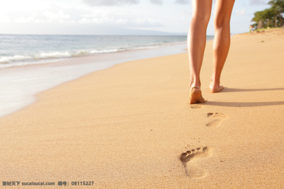 沙滩 上 走路 人物 脚印 大海 生活人物 国外人物 人物图片