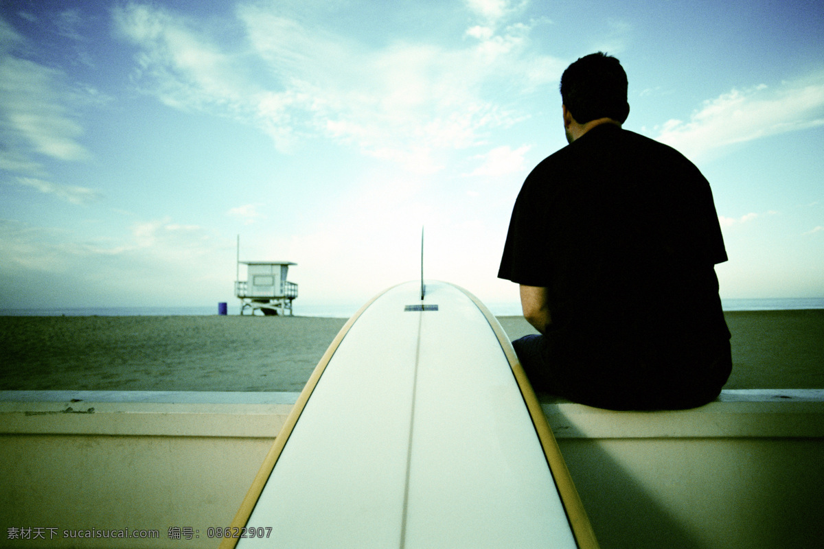 坐在 海边 冲浪 男子 冲浪板 房子 天空 云彩 文化艺术 体育运动 摄影图库
