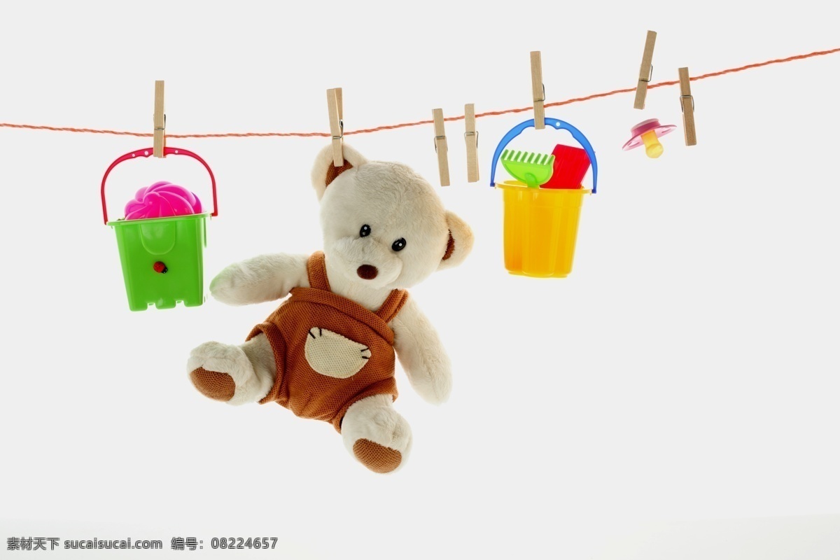 夏日 红线 上 挂 儿童用品 夹子 晾衣服 水桶 铲子 布娃娃 夏日用品 孩子用品 生活素材 生活百科
