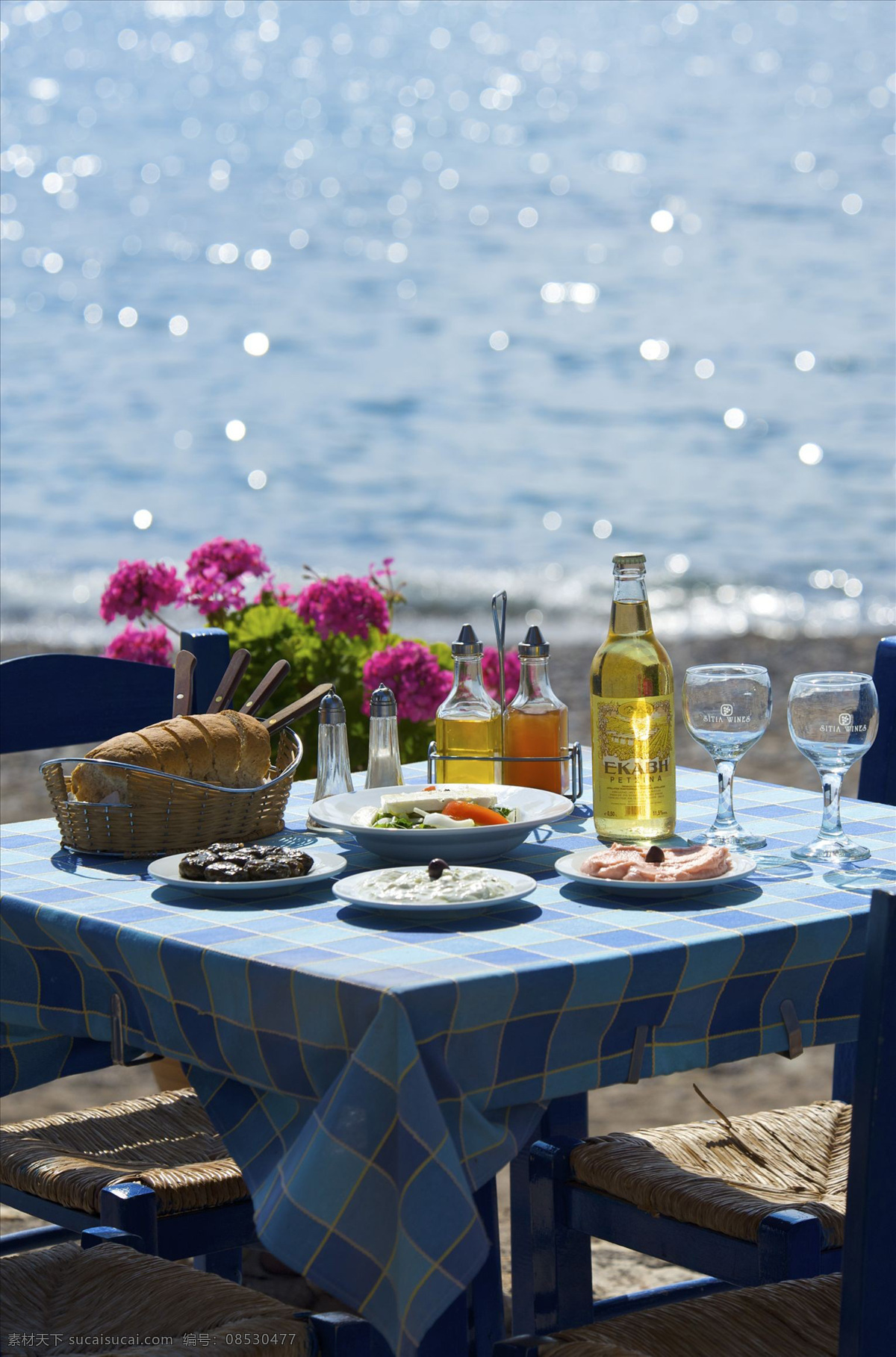 杯子 玻璃杯 餐饮美食 海边 户外 浪漫 葡萄酒 葡萄酒瓶 餐厅 海边餐厅 银器 座椅 奢华 饮料酒水 矢量图 日常生活