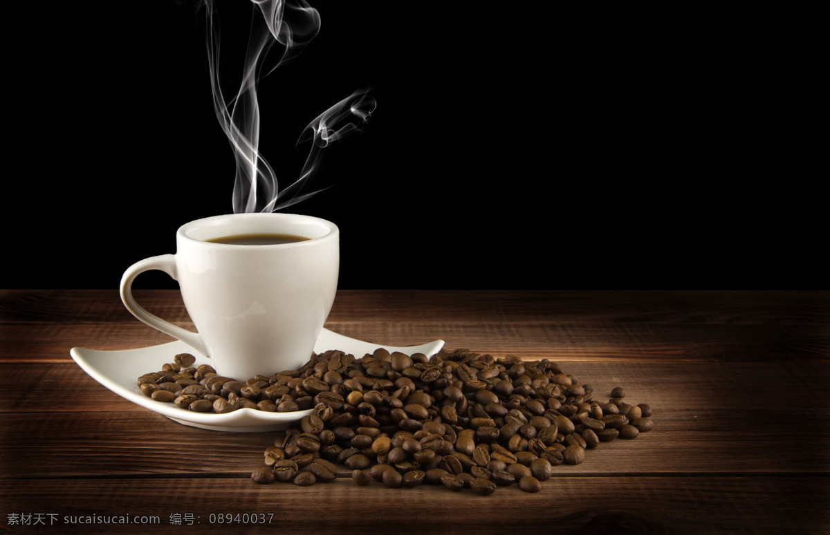 一杯 咖啡 咖啡豆 一杯咖啡 咖啡色 烟 热气 木板 浓香咖啡 摄影素材 餐饮美食 饮料酒水