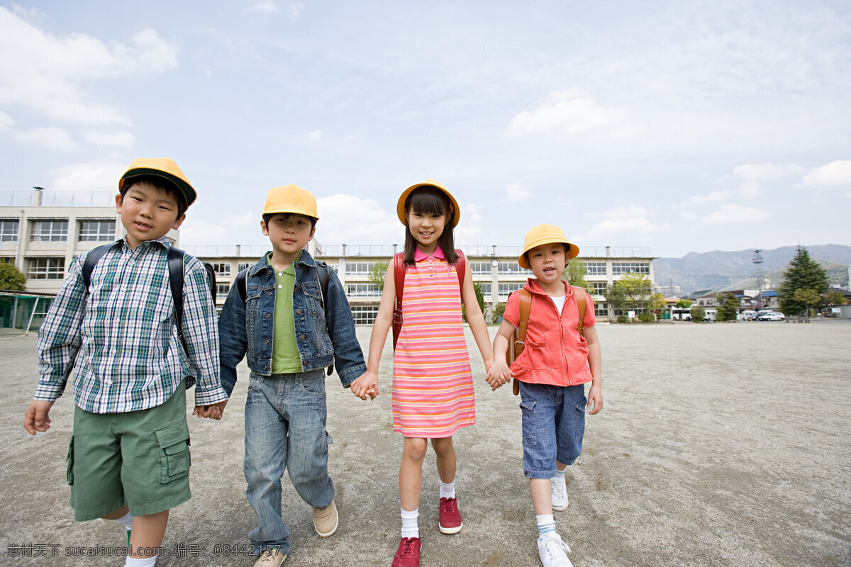 小伙伴 手 牵手 横构图 日本 学校 小学校 学校生活 放学了 戴帽子的孩子 小黄帽 男孩 女孩 孩子们 放学路上 背书包的孩子 亚洲 人物 黄种人 小学生 孩子 下一代 手拉手 回家 高清图片 儿童图片 人物图片