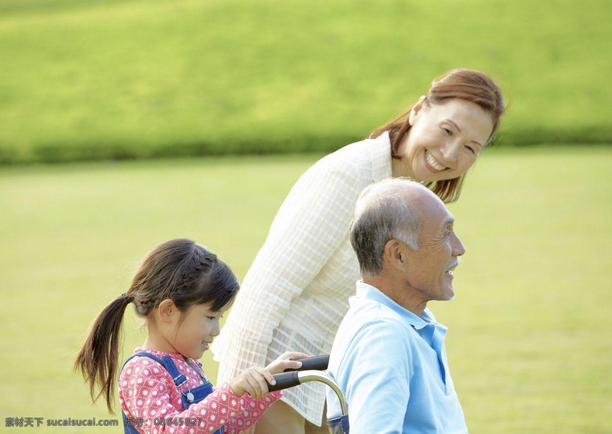 夫妻 和谐 家庭 开心 老年人 老人 绿地 平安 阳光 树 家庭成员 小孩 喜悦 幸福 幸福家庭 照相 相机 日常生活 人物图库 psd源文件