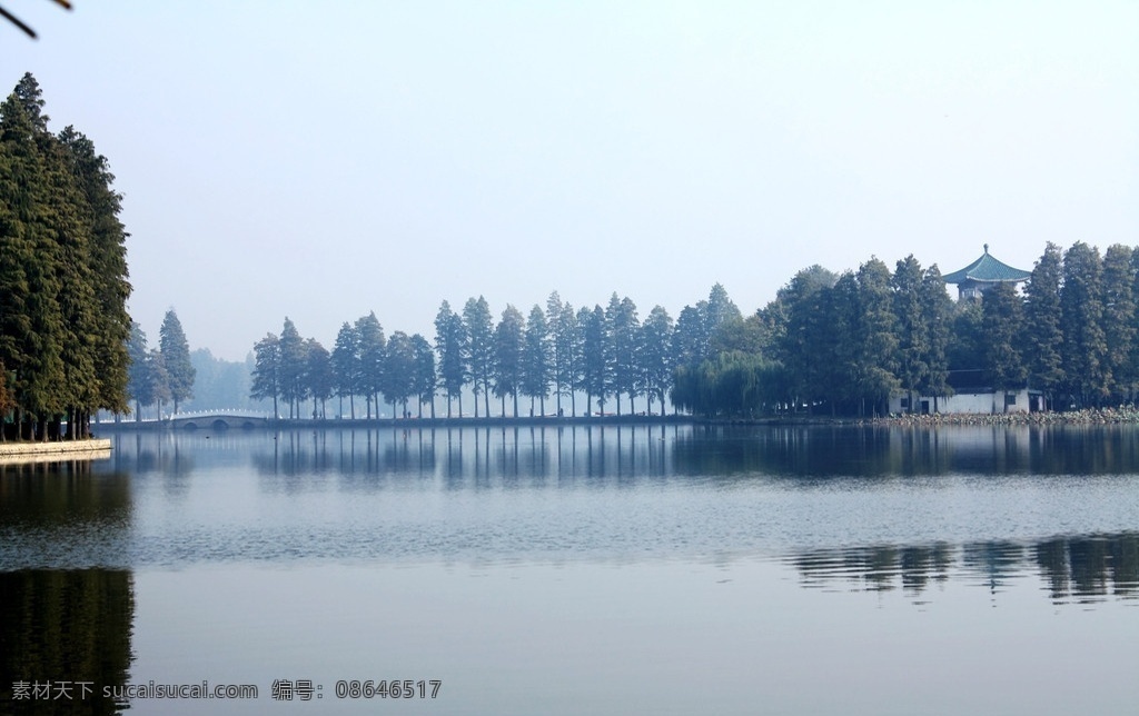 武汉东湖 武汉 东湖 湖边 湖水 阳光 逆光 倒影 树木 清晨 早上 房子 拱桥 石桥 园林建筑 建筑园林