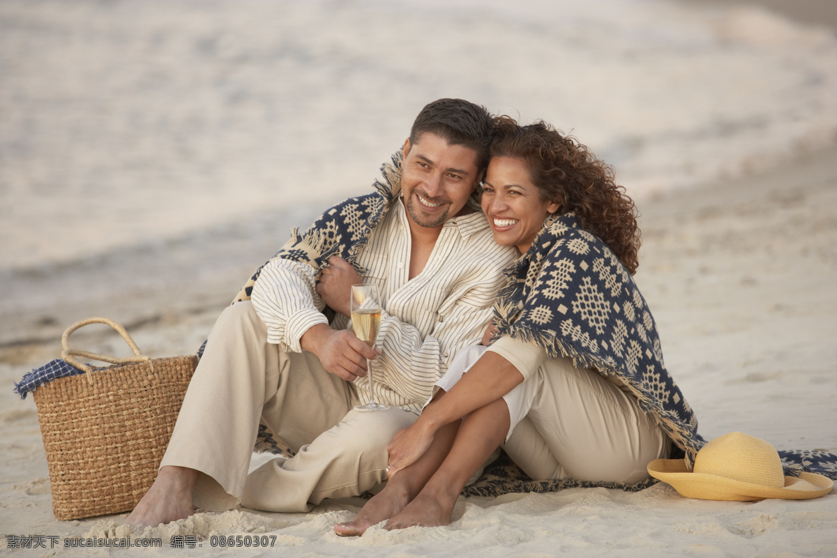 沙滩 上 幸福 情侣 生活人物 夫妻 恩爱 甜蜜 休闲 度假 快乐 人物图片