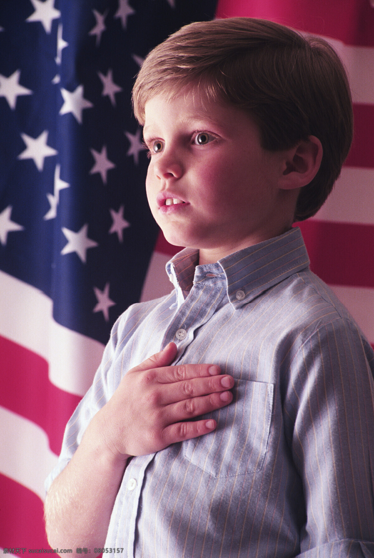 爱国 侧面 儿童幼儿 国旗 美国 男孩 人物图库 设计图库 星旗下的男孩 星旗 发誓 国歌 小洋人 外国 psd源文件