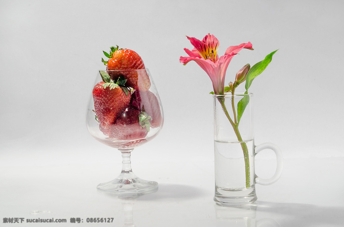 高脚杯 里 草莓 鲜花 新鲜水果 玻璃杯 浆果 水果蔬菜 餐饮美食 灰色
