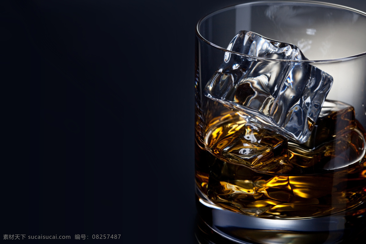 放 冰块 洋酒 加冰洋酒 威士忌 高档洋酒 美酒 酒水饮料 玻璃酒杯 杯子 酒类图片 餐饮美食