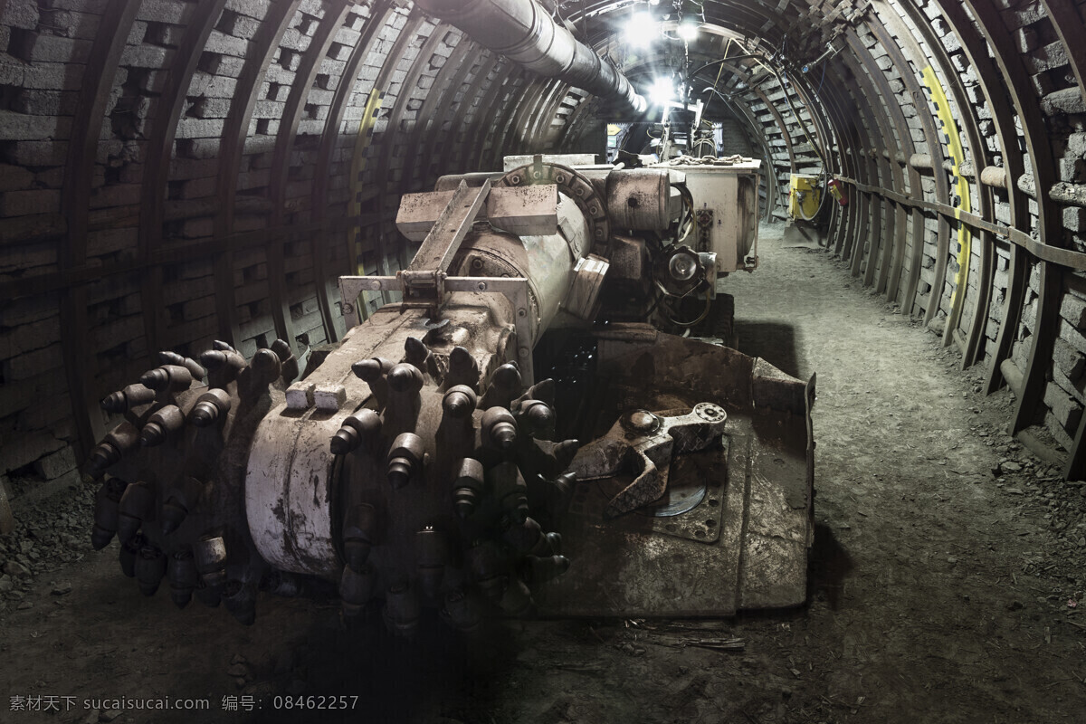 隧道 里 机器 矿洞 煤窑 工业生产 现代科技