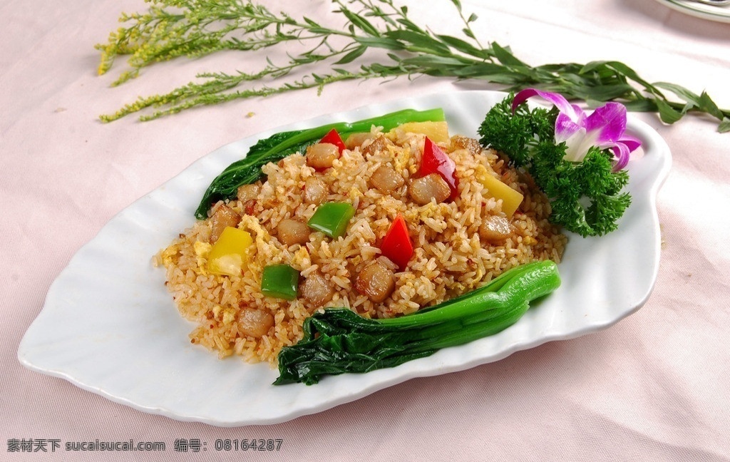 泰皇炒饭 泰式炒饭 泰国炒饭 炒饭 青椒 红椒 青菜 叶形盘 美食 菜式图片 传统美食 餐饮美食