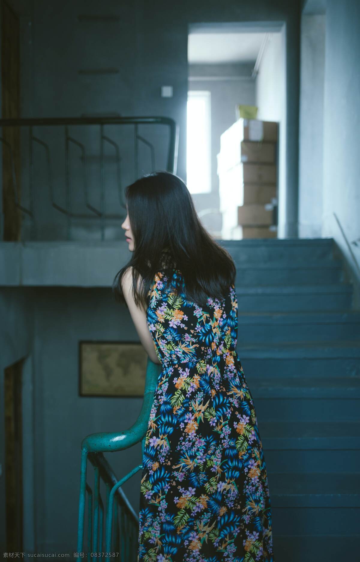 花裙子 美女 清纯 背景 楼梯门口 人物图库 日常生活