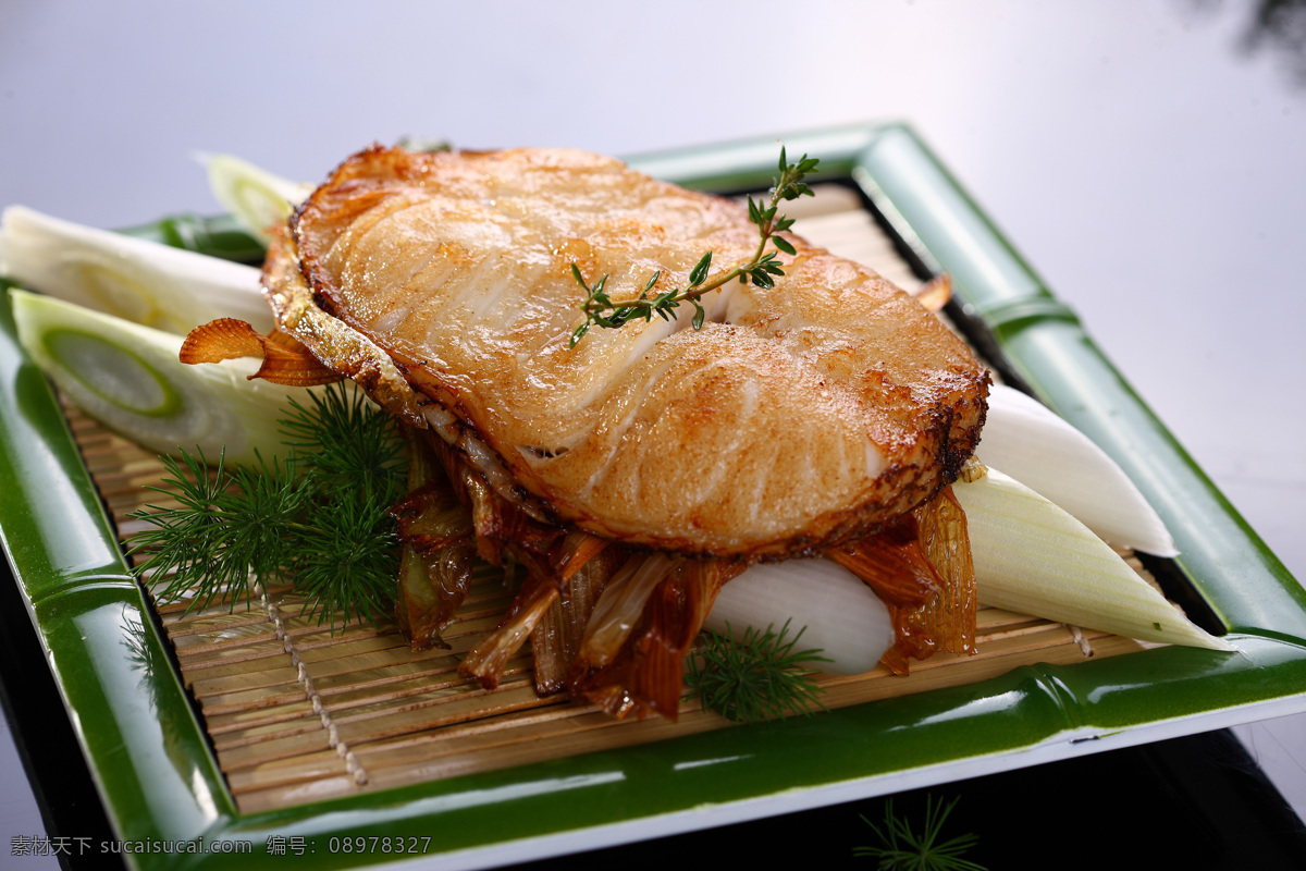 香煎银鳕鱼 香煎 银鳕鱼 香葱 竹盘 可口 鲜美 西餐美食 餐饮美食