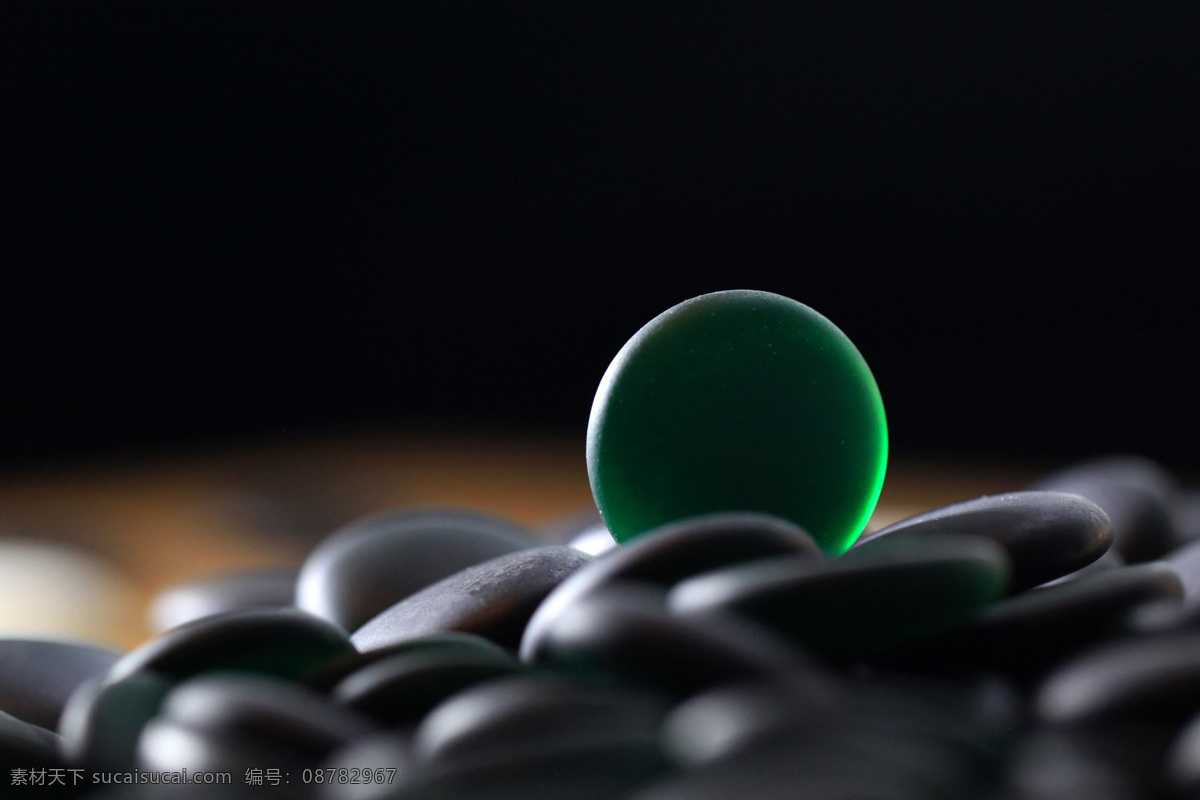 云子 迎光泛绿 围棋子 韵味 古朴 典雅 生活百科 娱乐休闲