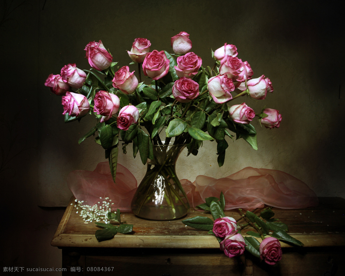 花束 玫瑰 桌子 花瓶 花卉 花朵 玫瑰花 玫瑰花束 鲜花 生物世界 花草