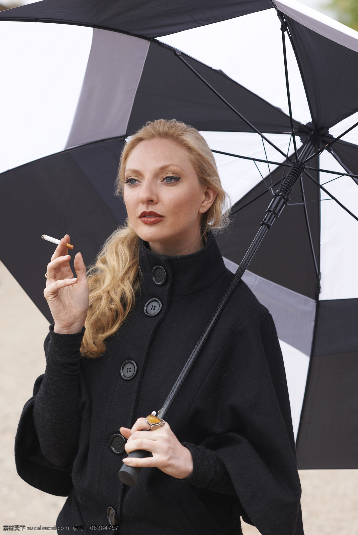 抽 香烟 美女图片 女人与伞 时尚美女 雨伞 打雨伞的美女 美女模特 美女写真 人物图片