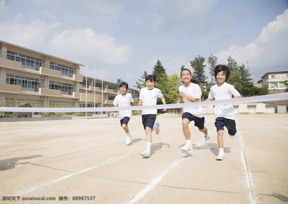 跑步 儿童 快乐儿童 体育课 女孩 女生 小学 孩子 学生 同学 学校 校园 教学 教育 高清图片 生活人物 人物图片