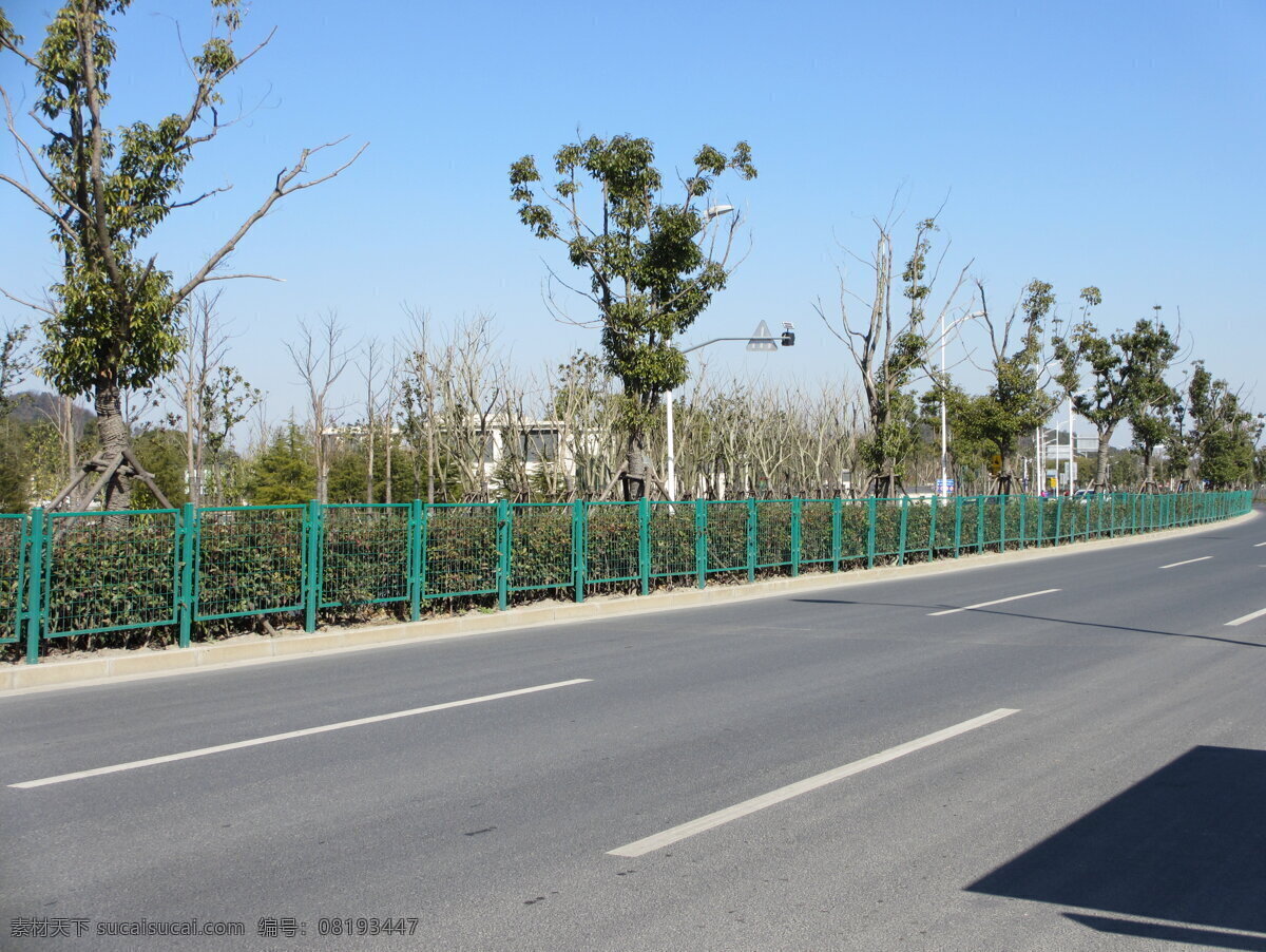 公路护栏 蓝天白云 绿色植物 公路绿化 护栏网 旅游摄影 国内旅游