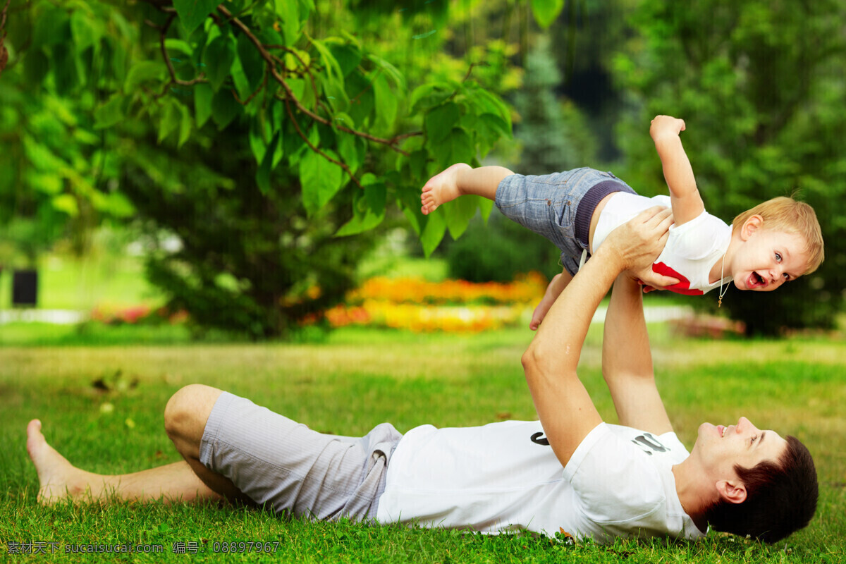 草坪 上 玩耍 父子 树叶 公园 孩子 生活人物 人物图片