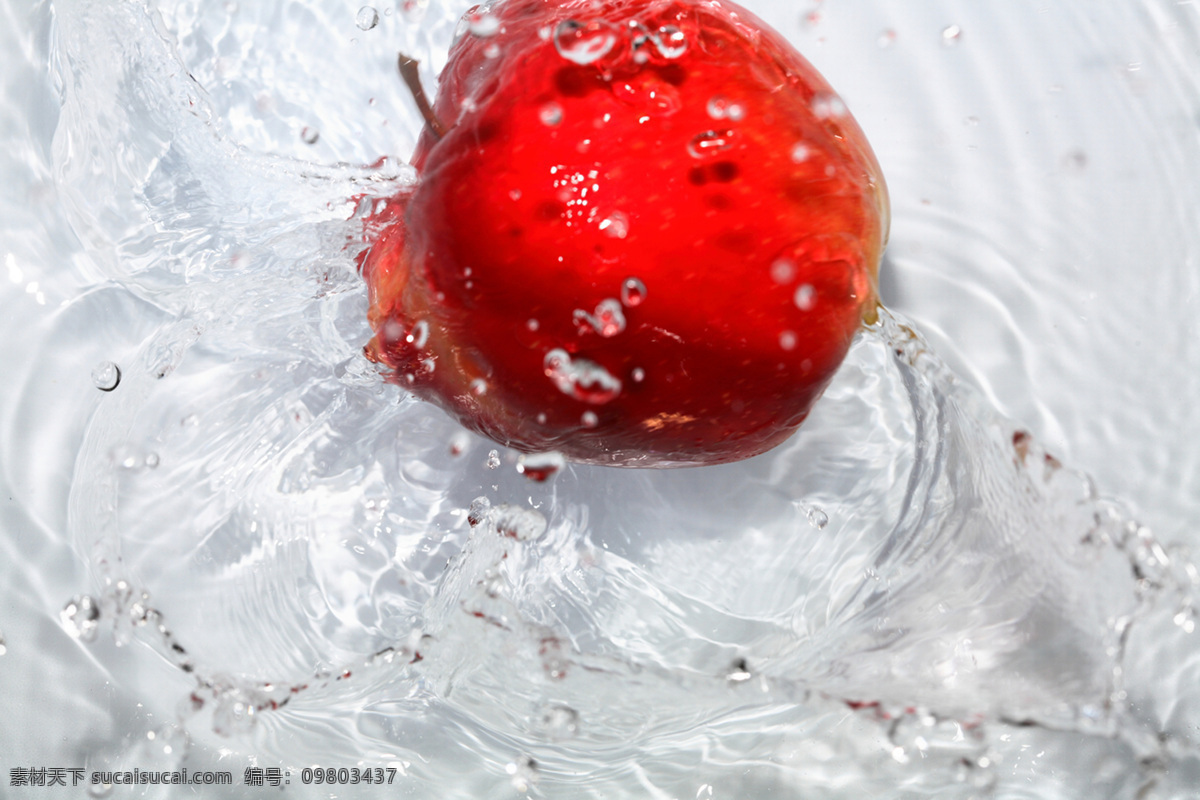红苹果 苹果 生物世界 蔬菜 蔬菜水果 水果 水花 新鲜苹果 新鲜水果 苹果特写 诱人水果 水里的苹果 水果高清图片 风景 生活 旅游餐饮