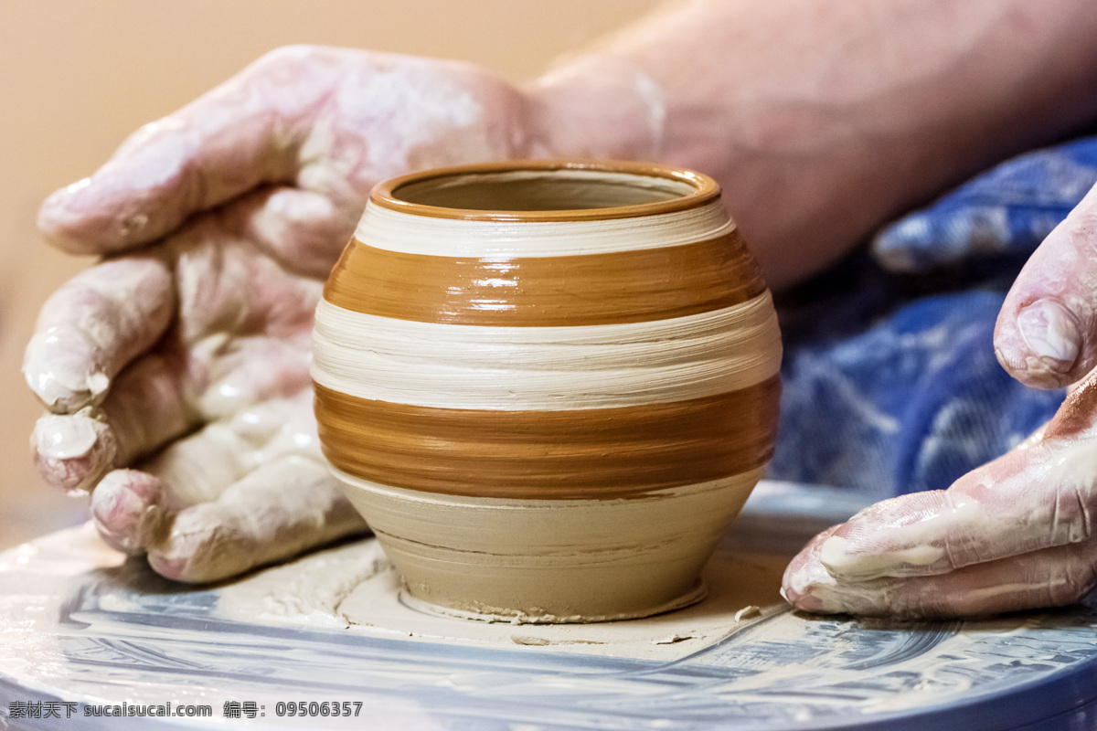 双手 陶器 陶罐器皿 手势 陶艺 陶瓷 陶瓷制作 瓷器 传统工艺品 其他类别 生活百科 灰色