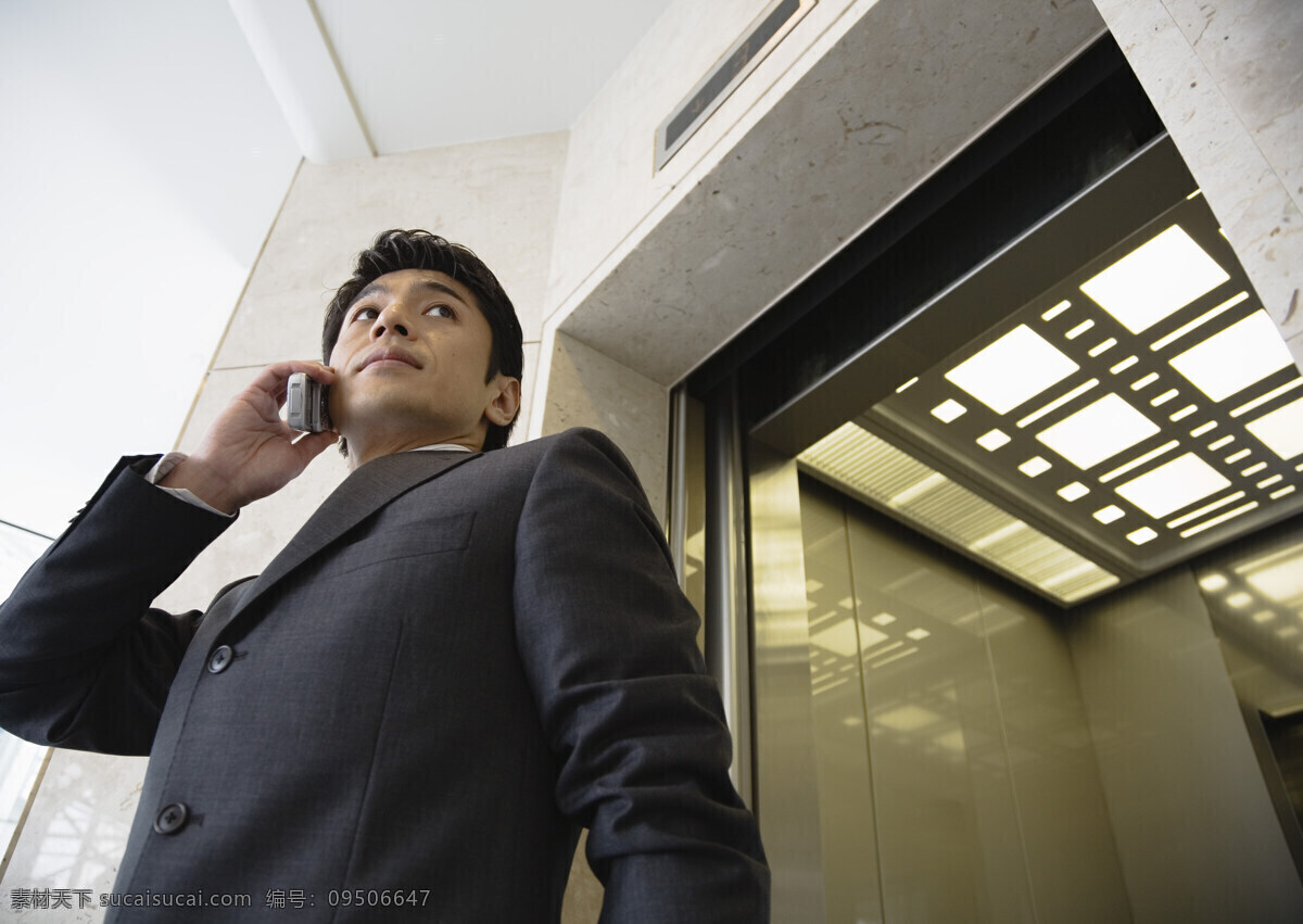 站 电梯 口 接 电话 男人 商业素材 职业人物 商务男性 成功男人 白领 职场 打电话 讲电话 通电话 手机 电梯口 商务人士 人物图片