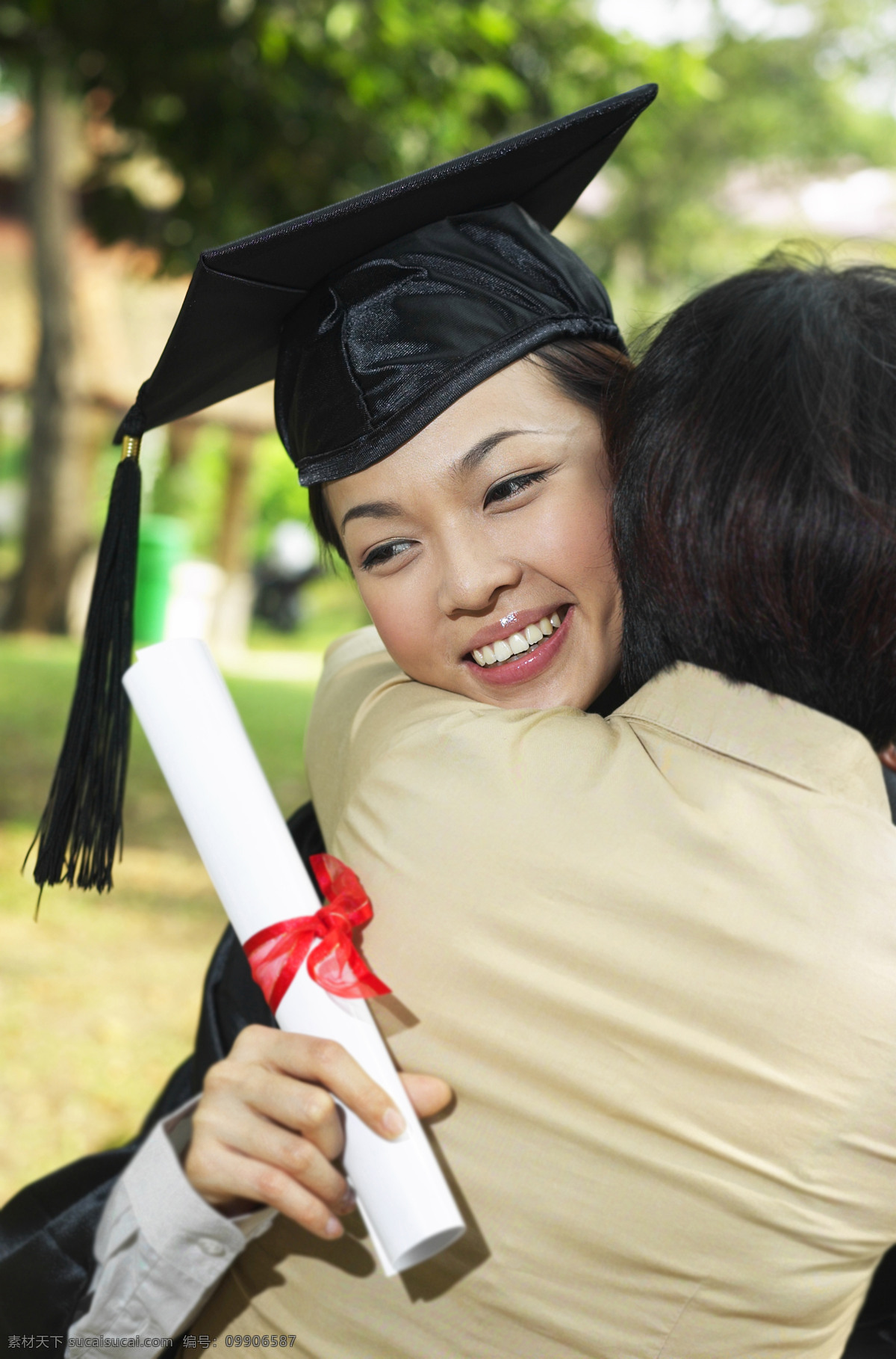 人物图片 人物 开心 女性 学士服 学士帽 拥抱 笑 人物图库 日常生活 摄影图库