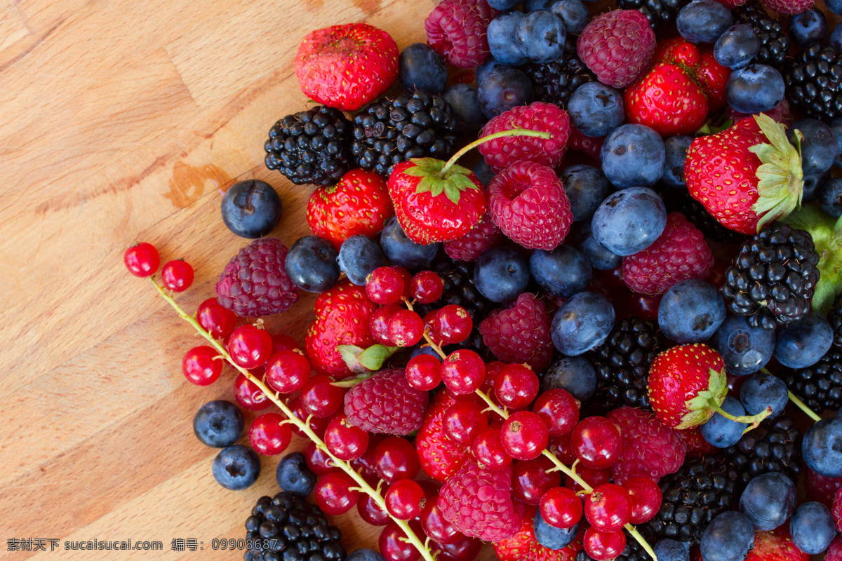 木板 上 新鲜 水果 沙棘果 蓝莓 树莓 草莓 桑椹 水果图片 餐饮美食