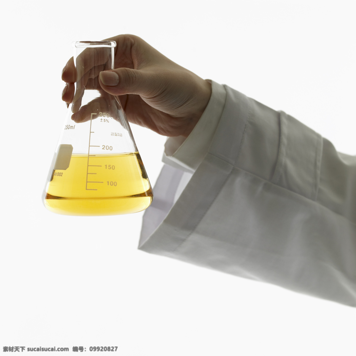 科学实验 科学研究 试管 现代科技 医疗护理 试管实验 生物实验 量杯 量杯刻度 玻璃试管 彩色试管 手拿试管 彩色液体 黄色液体 化学反应 生物科学 生物研究 生物实验室 科学医疗 矢量图