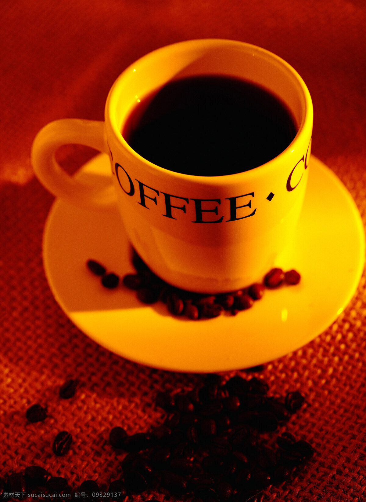 麻袋 上 咖啡豆 咖啡 颗粒 果实 饱满 许多 褐色 托盘 杯子 陶瓷 coffee 浓香 包装 铺垫 高清图片 咖啡图片 餐饮美食