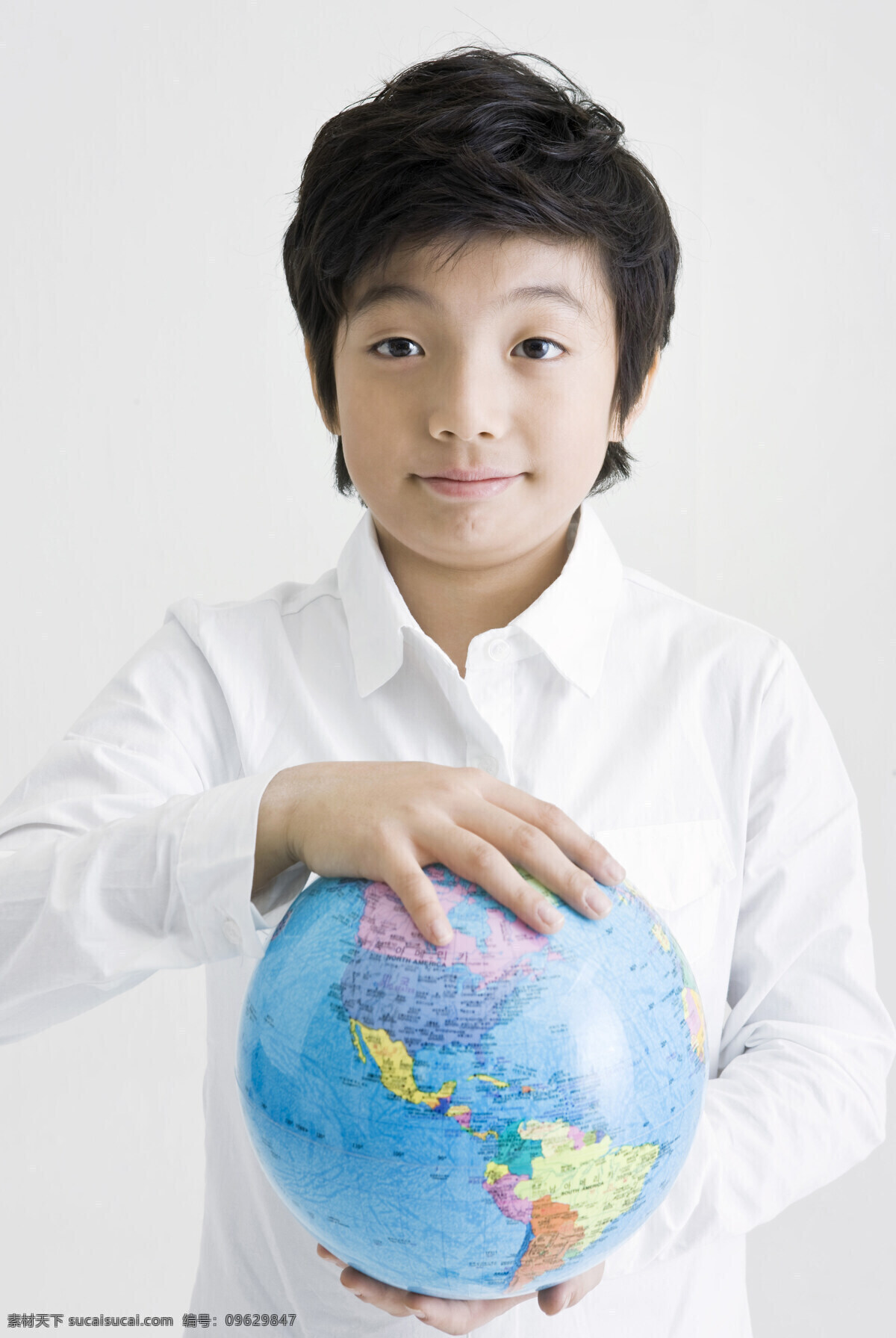抱 地球仪 可爱 男生 学生 同学 男孩 儿童 小学 学校 教育 课堂 抱着 地理课 摄影图 素材图库 高清图片 地球图片 环境家居