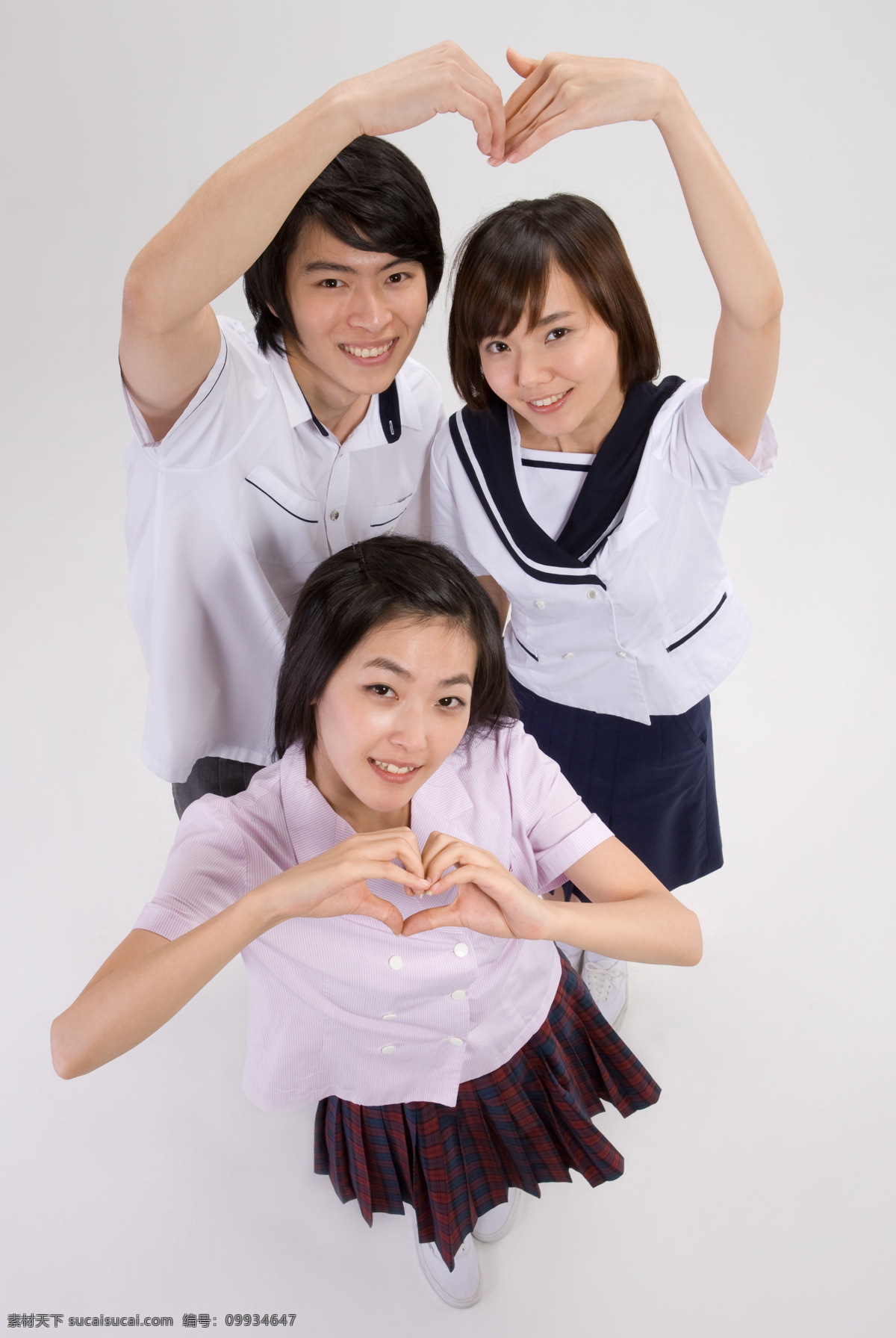三个 做 心形 手势 学生 女生 男生 三个人 服装 学生服 朋友 同学 友谊 亲密 姿势 阳光 自信 微笑 开心 高清图片 生活人物 人物图片