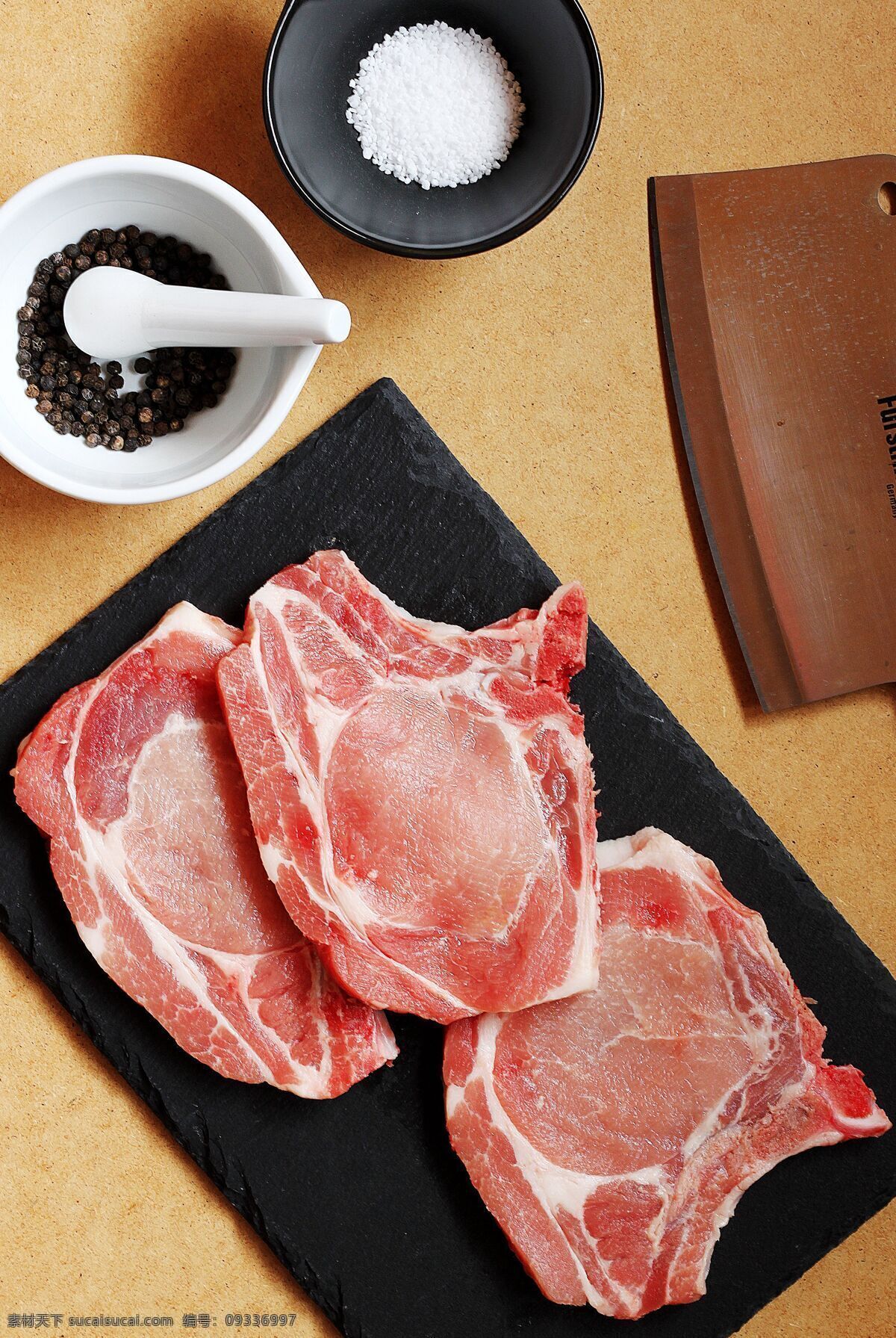 肉类 肉 猪肉 牛肉 局部 特写 纹路 纹理 清晰 高清 花椒 盐巴 盐 食盐 调料 菜刀 刀 剁骨刀 肉片 俯视 俯看 俯拍 餐饮美食 食物原料