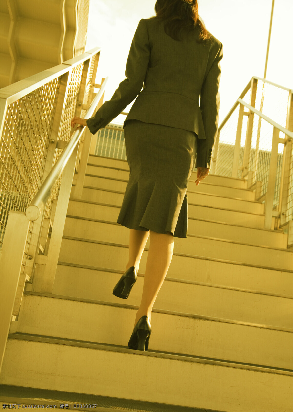 爬 楼梯 商务 女人 商业素材 职业人物 商务美女 白领 职场 爬楼梯 商务人士 人物图片