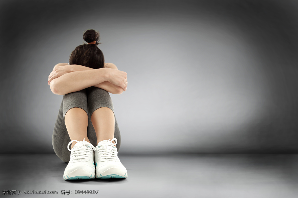 抱 双腿 坐 女人 抱着双腿 坐着 女性 外国女人 人物 外国人物 生活人物 人物图片