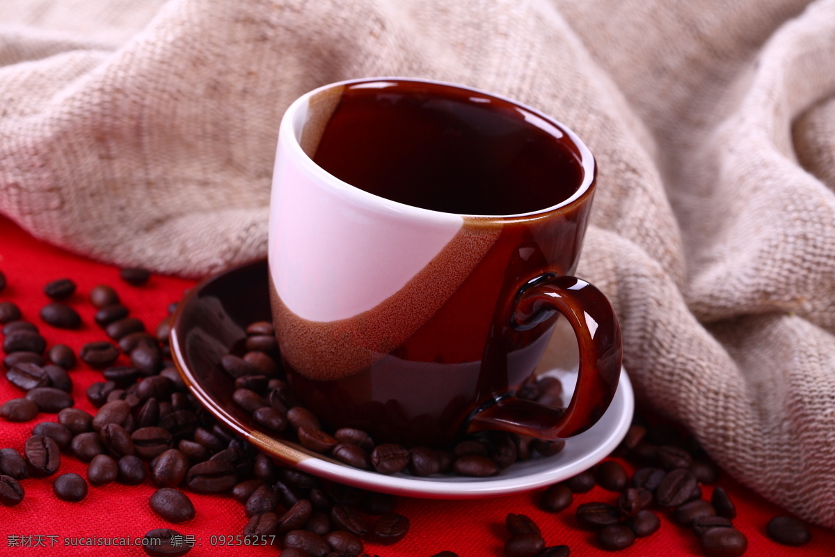 杯子 餐饮美食 碟子 咖啡 咖啡杯 咖啡豆 咖啡图片 苦咖啡 饮料 麻布袋 盘子 饮料酒水 矢量图 日常生活