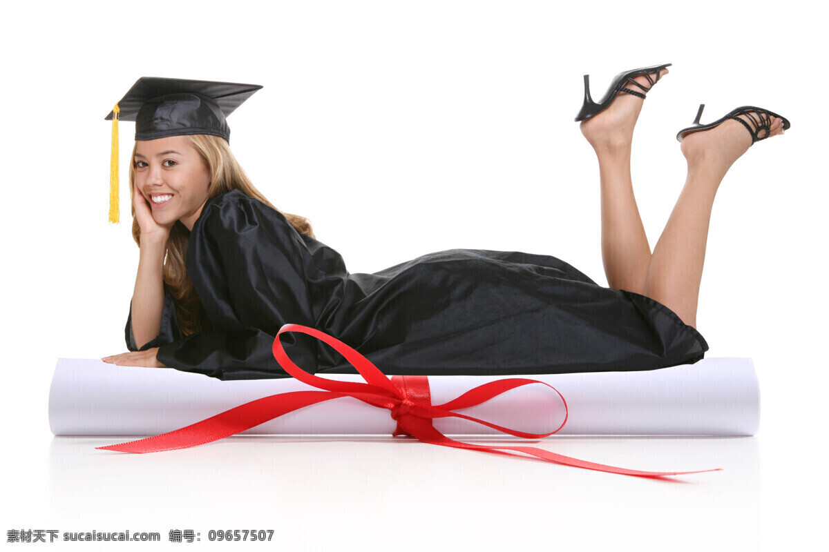 大学 毕业 外国 女孩 毕业典礼 博士帽 证书 成绩单 丝带 大学证书 大学生 趴着 外国女孩 女生 高兴 笑容 开心 激动 摄影图 高清图片 生活人物 人物图片